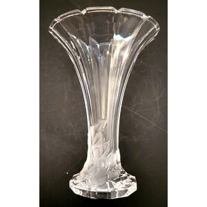 Crystal Clear Glass Vase with 12 Ribs and Raised Frosted Flower 8.25" Tall